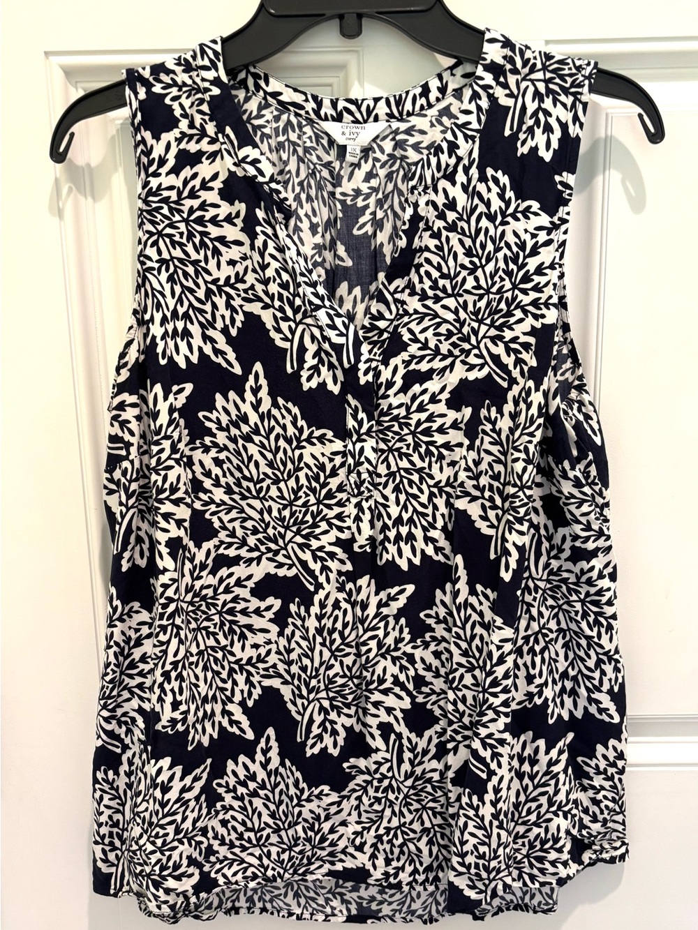 Crown & Ivy Curvy Navy and White Leaf-Print Sleeveless Blouse V-Neck 1X